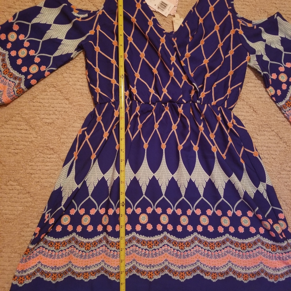 Cold shoulder dress - Picture 4 of 11